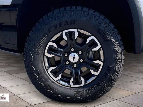 Used 2025 Chevrolet Silverado 1500 ZR2 w/ Technology Package image 9