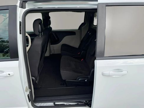 Used 2018 Dodge Grand Caravan SE w/ UConnect Hands-Free Group FWD image 29