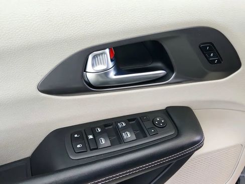 Used 2022 Chrysler Pacifica Touring-L image 27