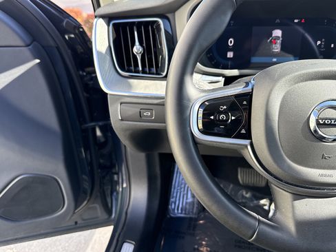 Used 2025 Volvo XC60 B5 Plus image 19