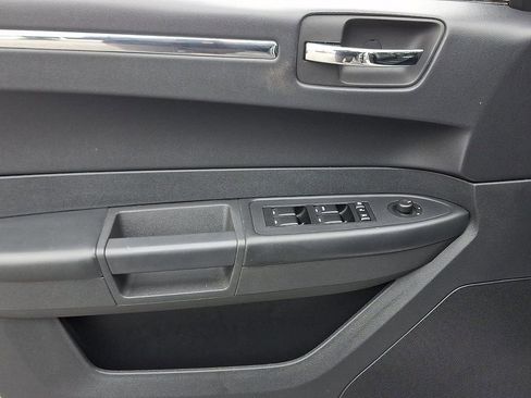 Used 2010 Chrysler 300 Touring image 15