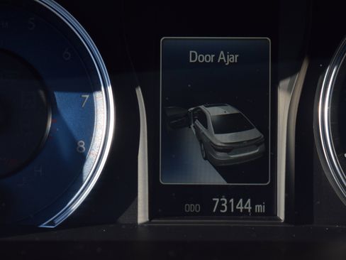 Used 2017 Toyota Camry LE image 10