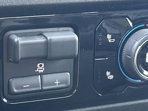 Used 2025 Chevrolet Silverado 1500 LT image 30