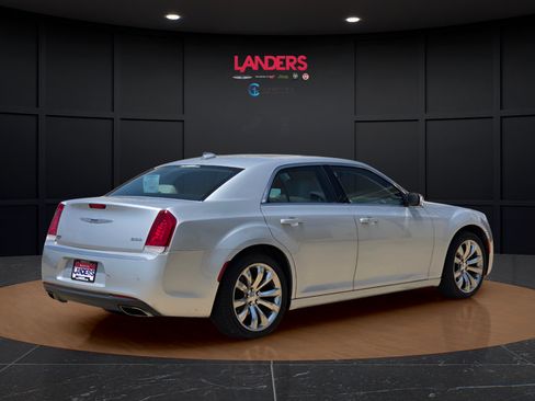 Used 2021 Chrysler 300 Touring L RWD image 4