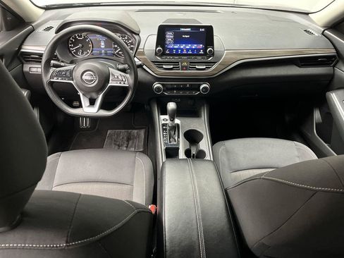 Used 2025 Nissan Altima 2.5 SV FWD image 4