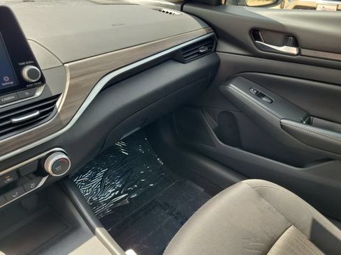 Used 2025 Nissan Altima 2.5 SV FWD image 28