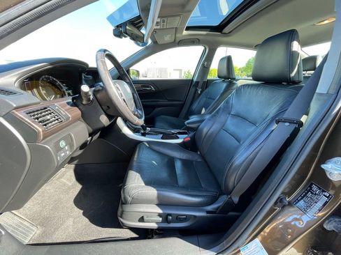 Used 2017 Honda Accord Touring image 28