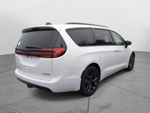 New 2026 Chrysler Pacifica Limited w/ S Appearance Package image 10