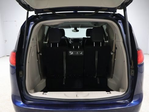 Used 2017 Chrysler Pacifica Touring-L image 4