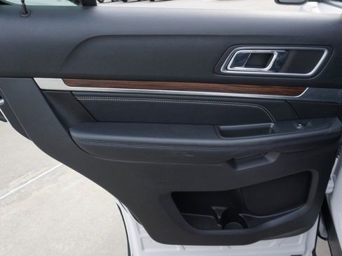 Used 2017 Ford Explorer Limited image 30