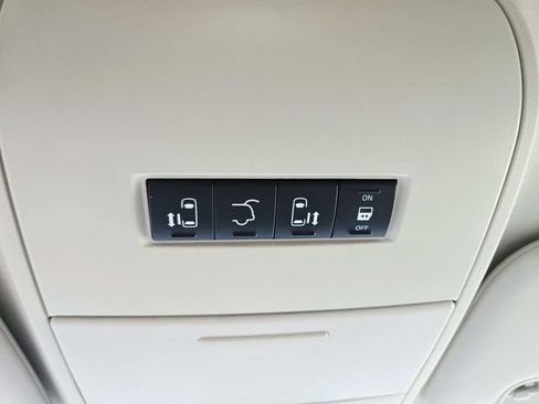 Used 2015 Chrysler Town & Country Touring FWD image 30