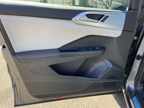 Used 2025 Volkswagen Taos SE w/ Panoramic Sunroof Package image 25