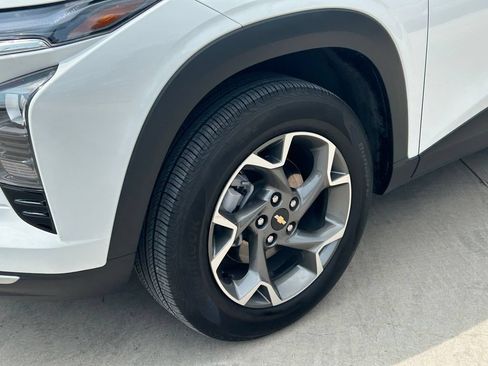 Used 2025 Chevrolet Trax LT FWD image 9