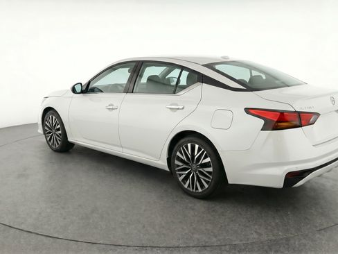 Used 2025 Nissan Altima 2.5 SV FWD image 6