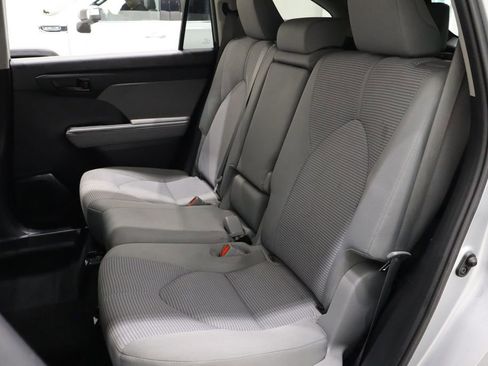 Used 2021 Toyota Highlander L image 11