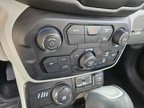 Used 2022 Jeep Renegade Latitude AWD/4WD image 18