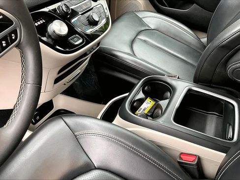 Used 2023 Chrysler Pacifica Touring-L FWD image 17