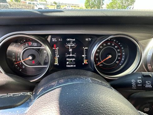 Used 2020 Jeep Wrangler Unlimited Sahara w/ Uconnect 4C Nav & Sound Group AWD/4WD image 15