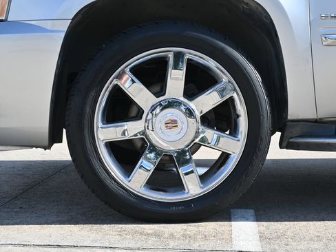 Used 2012 Cadillac Escalade Luxury RWD image 30