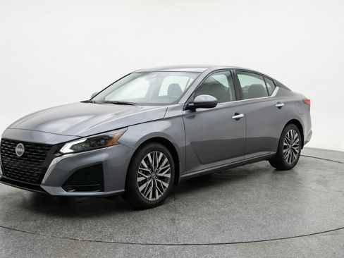 Used 2025 Nissan Altima 2.5 SV FWD image 3