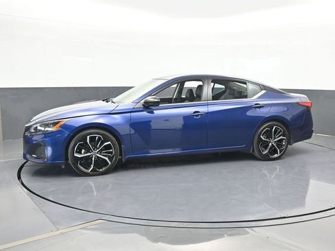 Used 2024 Nissan Altima 2.5 SR image 2