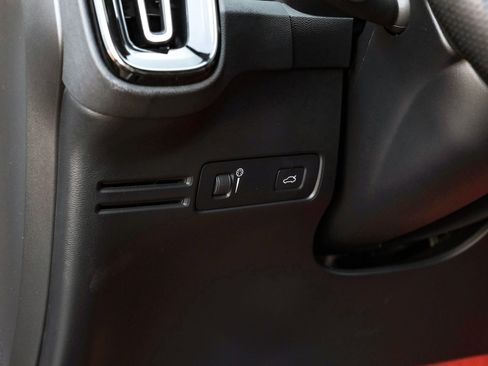 Used 2021 Volvo XC40 T4 R-Design image 26