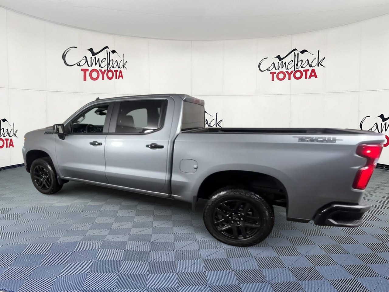 Used 2026 Chevrolet Silverado 1500 LT Trail Boss w/ Dark Appearance Package AWD/4WD image 8