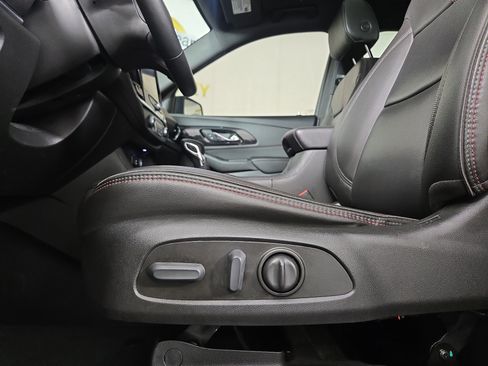 Used 2023 Chevrolet Traverse RS image 32