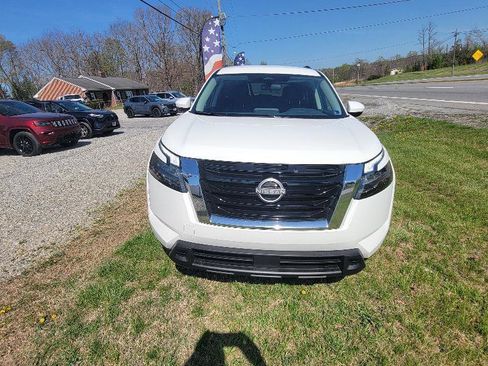 Used 2025 Nissan Pathfinder SV AWD/4WD image 2