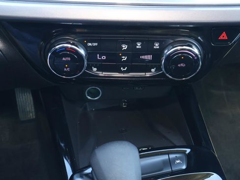 Used 2025 Chevrolet Trax ACTIV w/ Sunroof Package FWD image 27