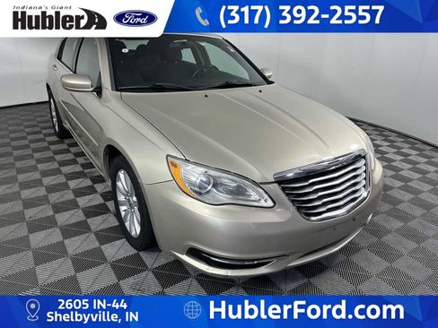 Used 2013 Chrysler 200 Touring FWD image 2