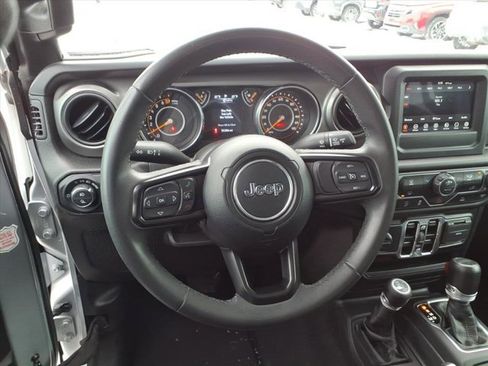 Used 2023 Jeep Gladiator Sport image 7