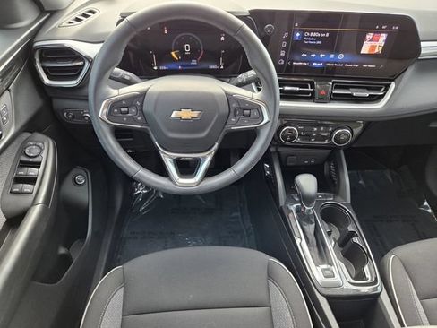 Certified 2025 Chevrolet TrailBlazer LT w/ Convenience Package FWD image 19