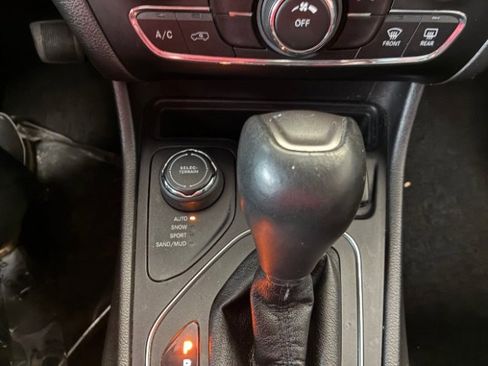 Used 2019 Jeep Cherokee Latitude Plus image 24