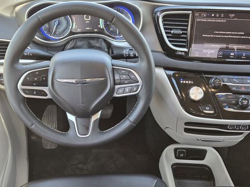 Used 2024 Chrysler Pacifica Touring-L FWD image 10