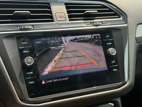Certified 2023 Volkswagen Tiguan SE FWD image 30