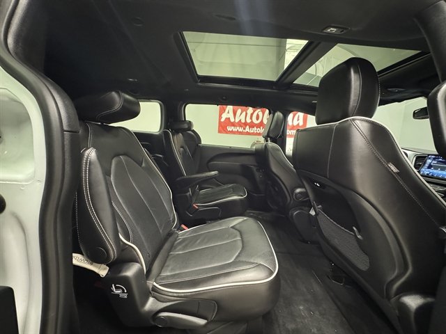 Used 2025 Chrysler Pacifica Limited FWD image 12