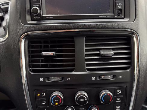 Used 2018 Dodge Grand Caravan SE FWD image 27