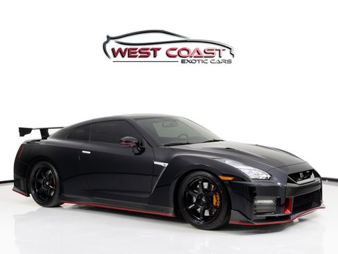 Used 2017 Nissan GT-R NISMO image 1