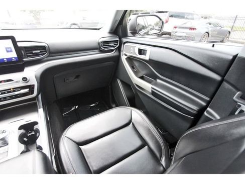 Used 2022 Ford Explorer XLT w/ Equipment Group 202A RWD image 9