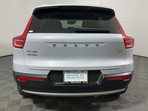 Used 2020 Volvo XC40 T4 Momentum image 7