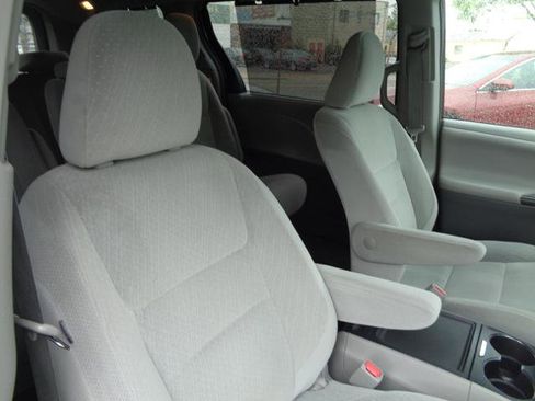 Used 2015 Toyota Sienna LE FWD image 26