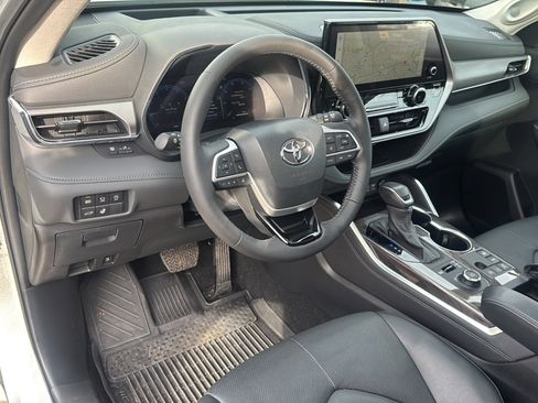 Used 2024 Toyota Highlander Platinum image 10