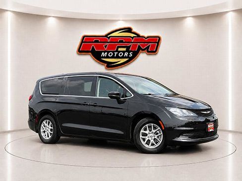 Used 2023 Chrysler Voyager LX FWD image 1