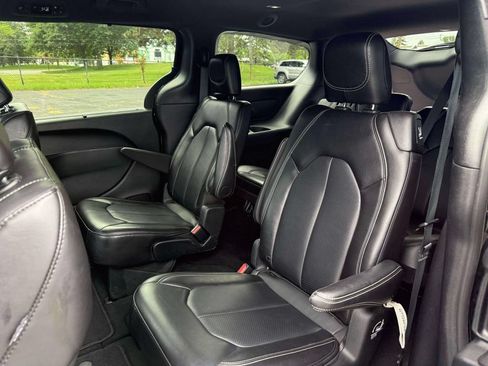 Used 2025 Chrysler Pacifica Select FWD image 12