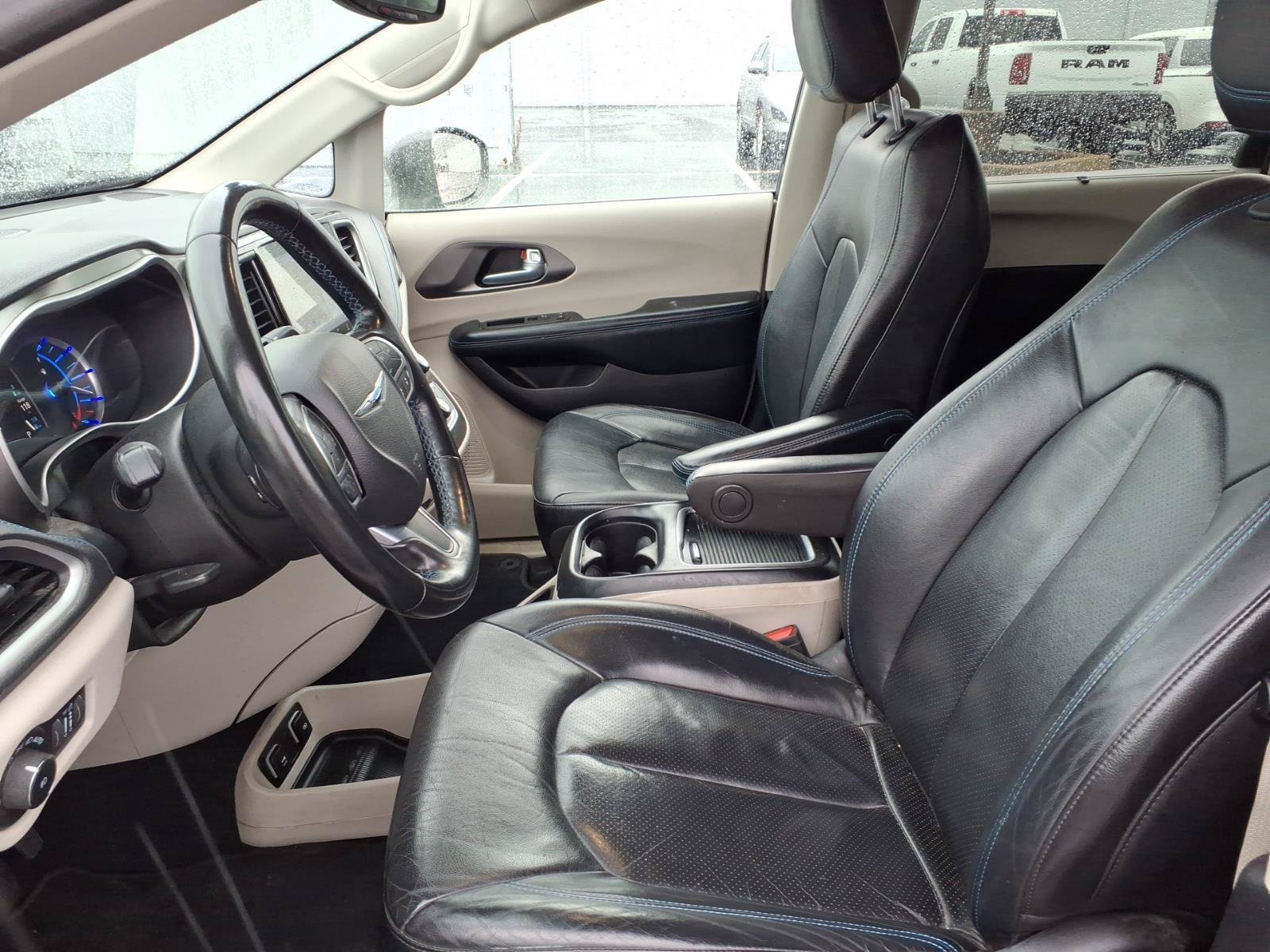 Used 2021 Chrysler Pacifica Touring-L FWD image 21