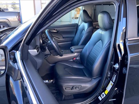 Used 2024 Toyota Highlander XLE FWD image 14