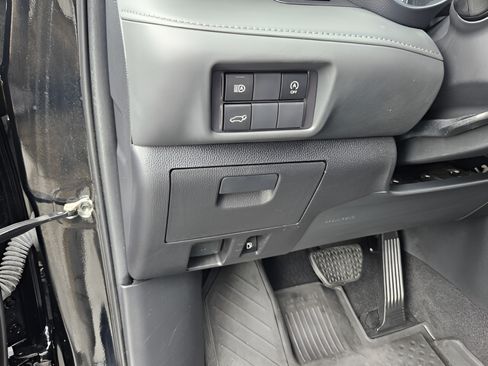 Used 2023 Toyota Highlander XLE AWD/4WD image 16