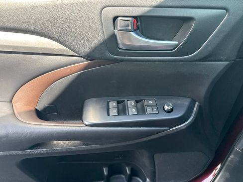 Used 2019 Toyota Highlander XLE AWD/4WD image 19