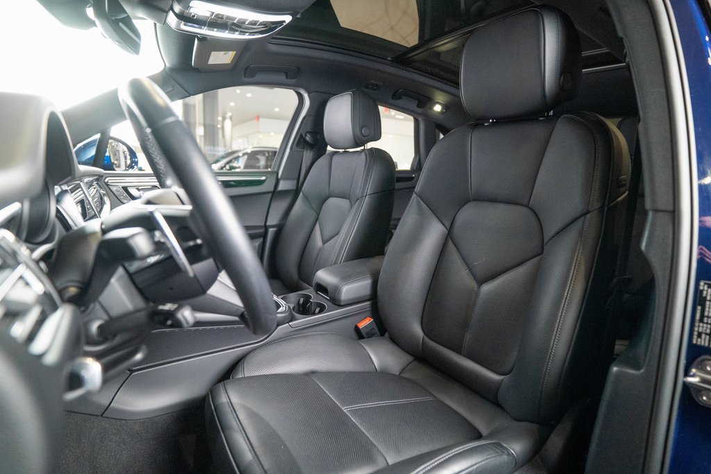 Certified 2025 Porsche Macan AWD/4WD image 5